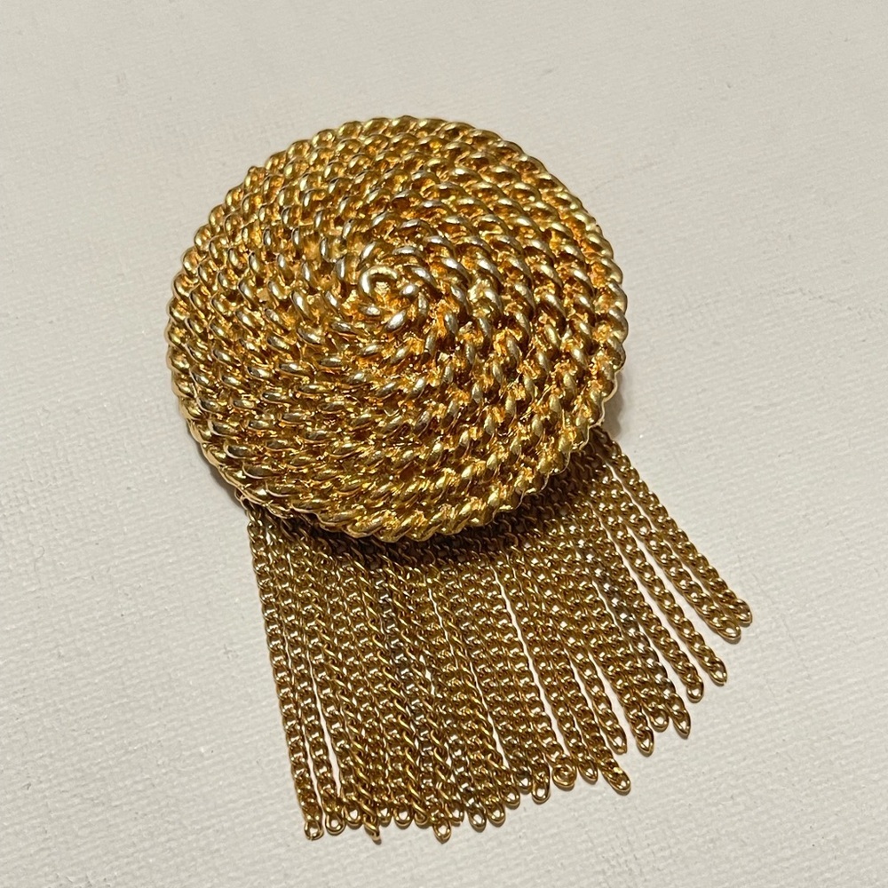 Elegant Gold Chain Fringe Brooch - Picture 3 of 10